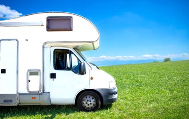 Tatil gezisi kırsal kesimdeki karavana