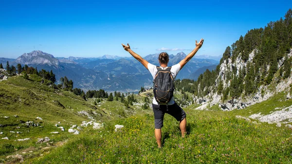 Wandelaar Top Van Berg Genieten Van Een Panoramisch Uitzicht — Stockfoto