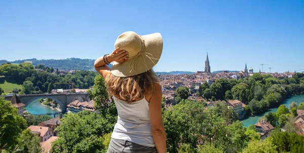Panoramic View City Traveler Woman — стоковое фото
