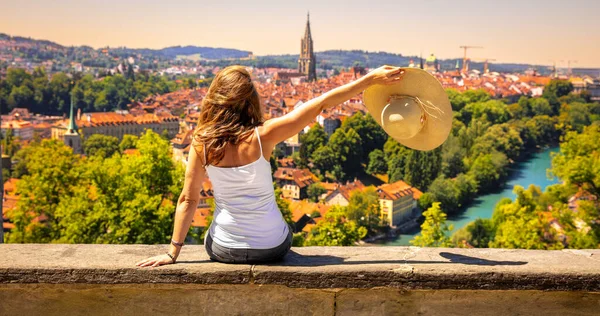 Женщина Наслаждается Панорамным Видом Город Берн Швейцарии — стоковое фото