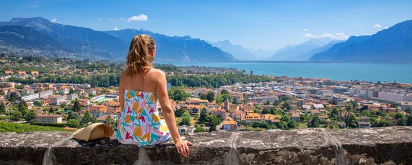 Woman Looking Montreux City View Leman Lake Switzerland — Foto de Stock