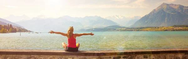 Happy Traveler Woman Enjoying Panorama View Alps Mountain Lake Thun — Stockfoto