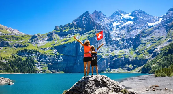 Family Travel Switzerland Oeschinensee — Stockfoto
