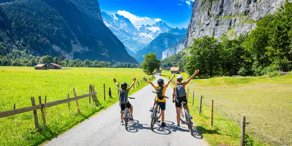 Family Bike Switzerland Lauterbrunnen — Stockfoto