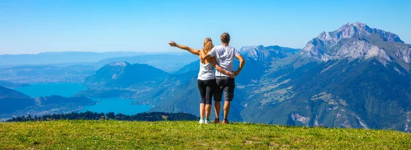 Couple Hiker Enjoying Annecy Lake View Alps Mountain —  Fotos de Stock
