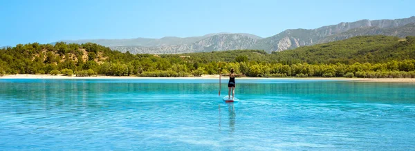 Woman Sup Paddle Lake — ストック写真