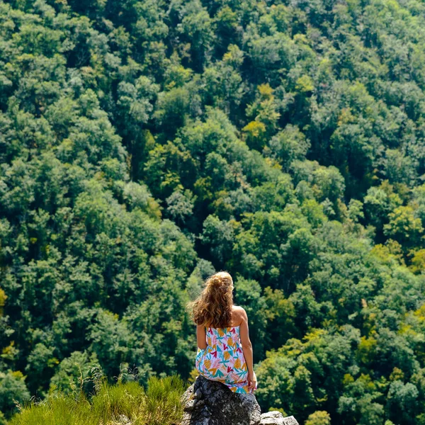 Woman Enjoying Viewpoint Green Forest — Stock Fotó