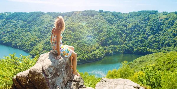 Woman Peak Looking Mazing Landscape View Forest River Dordogne Roc — Stockfoto