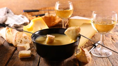 Peynirli fondü, ekmek ve şarap.
