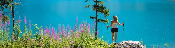 Woman Looks Beautiful Turquoise Lake Mountain Panorama View — Stock Fotó