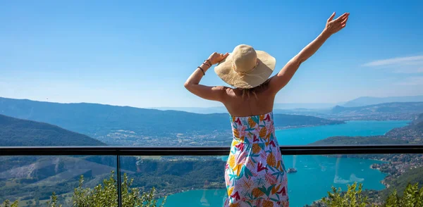 Woman Enjoying Scenic View Valley Lake City Mountain — Stockfoto