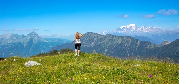 Hiker Woman Enjoying Panoramic View Mountain — Stockfoto