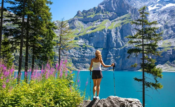 Woman Looks Beautiful Turquoise Lake Mountain Oeschinensee Switzerland —  Fotos de Stock