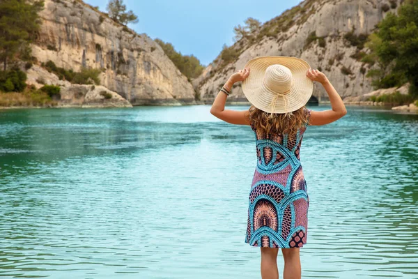 Woman Dress Hat Turquoise Lake Provence France — ストック写真