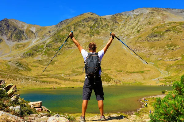 Hiker Man Pyrenees Mountain Lake — Stockfoto