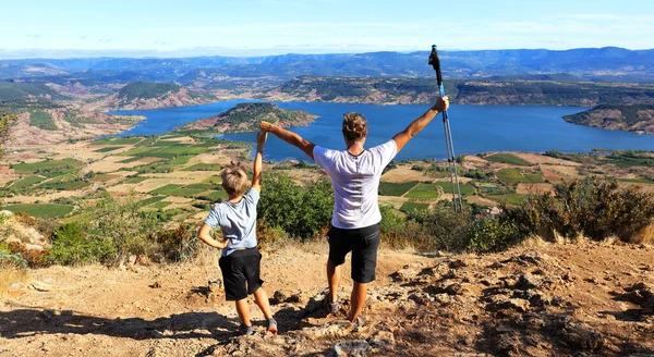 Father Son Hiker Enjoying Panoramic View France Landscape Salagou Lake — стоковое фото