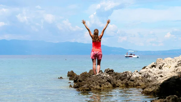 Happy Woman Coast Sea Boaat Mountain Relaxing Vacation Freedom Concept —  Fotos de Stock