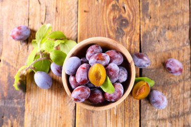 Ahşap zemin üzerinde taze reçel