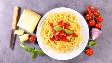 Spagetti, domates sosu ve fesleğenli tabak.