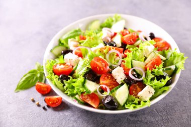 Domates, marul, zeytin ve peynirli taze karışık salata.