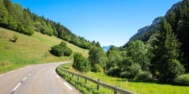 Dağdaki asfalt yolda.