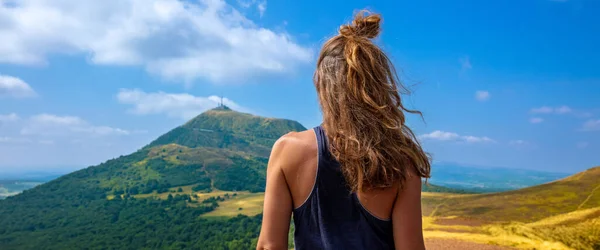 Sportliche Frau Mit Blick Auf Die Berglandschaft Puy Dome Frankreich — Stockfoto