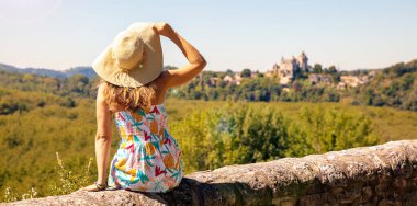Monfort 'a bakan kadın turist (dordogne, perigord, correze)