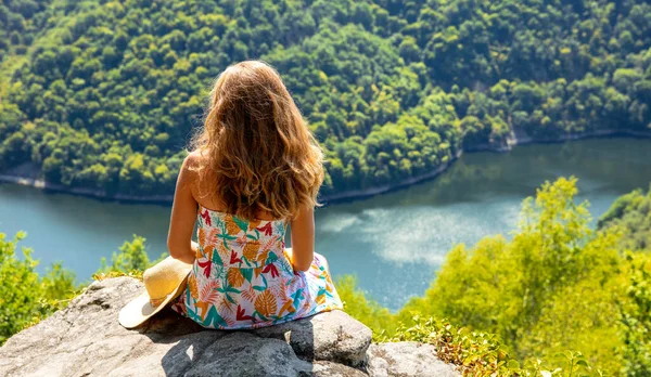 Kvinnan Sitter Bergstoppen Njuter Dordogne Flod Utsikt — Stockfoto