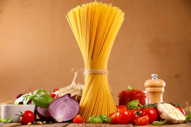 Domates, fesleğen ve baharatlı çiğ spagetti.