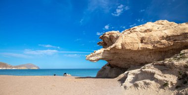 plaj ve kayalar mavi gökyüzü