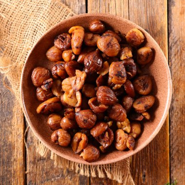 Kestane renginde ızgara kestane.