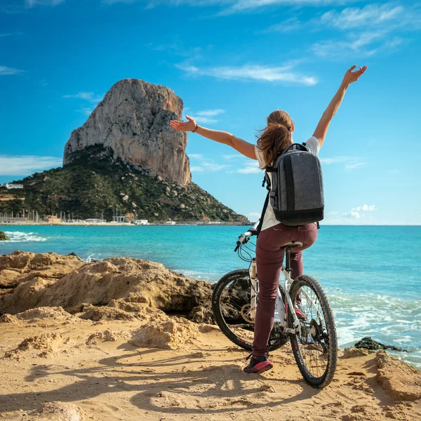 Frau Auf Fahrrad Bei Calpe Spanien — Stockfoto
