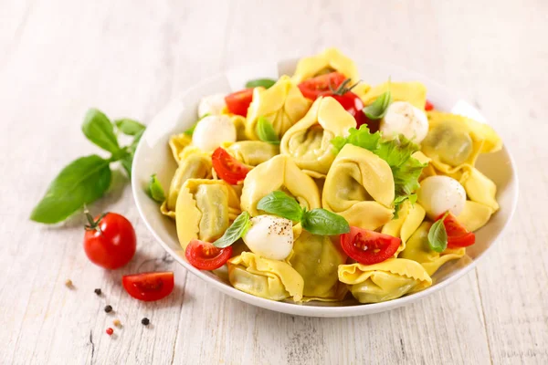 Bowl Tortellini Pasta Tomato Mozzarella Basil Italian Cuisine — Stock Photo, Image