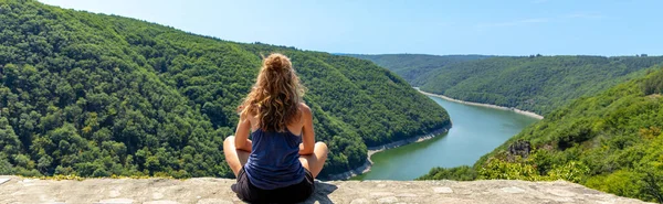 Rückansicht Einer Frau Die Sitzt Und Den Fluss Dordogne Und — Stockfoto