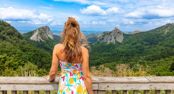 Rückansicht Der Frau Sanadoire Und Tuiliere Felsen Panoramische Landschaft Ansicht — Stockfoto