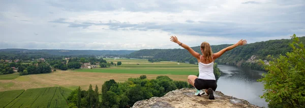 Rear View Woman Looking Landscape Panorama View — Stock Photo, Image