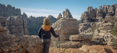 Torcal- İspanya 'yı ziyaret eden çocuğun dikiz görüntüsü