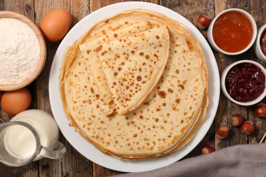 Malzemeli ve reçelli krep