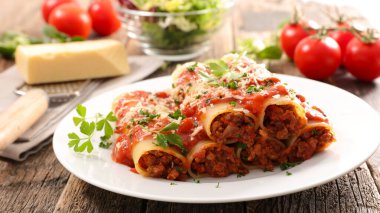 sığır eti ve domates sos ile Canneloni