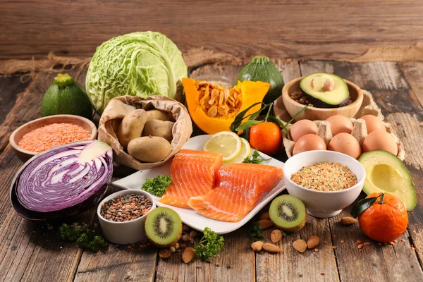 Egészséges Friss Nyers Élelmiszer Lazac Tojás Gyümölcs Zöldség — Stock Fotó