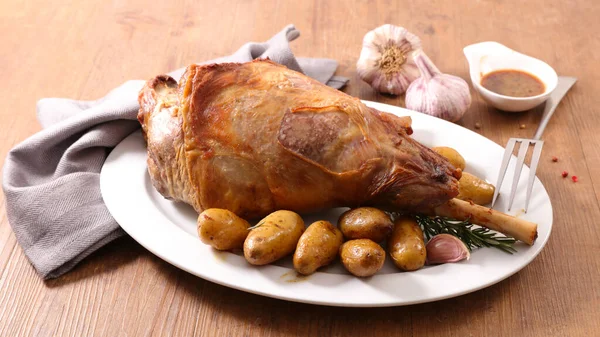 Perna Cordeiro Assada Com Batatas Molho — Fotografia de Stock