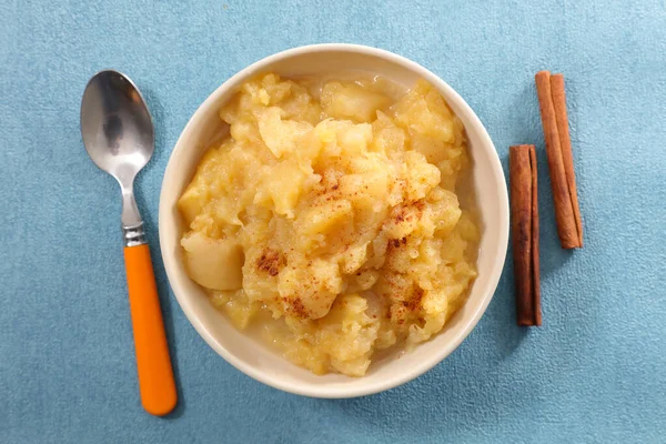 Hausgemachte Schüssel Mit Apfelmus Und Gewürzen — Stockfoto