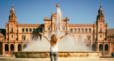 Sevilla 'da gezgin kadın turist Plaza de Espagna' ya bakıyor.