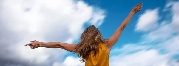 Glad Kaukasiska Kvinna Lyfta Händerna Upp Slappna Semester Tid Bekymmerslös — Stockfoto