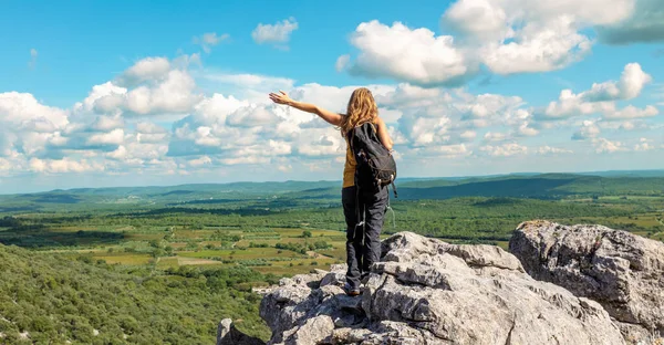 Een Vrouw Met Een Rugzak Met Een Adembenemend Uitzicht Het — Stockfoto