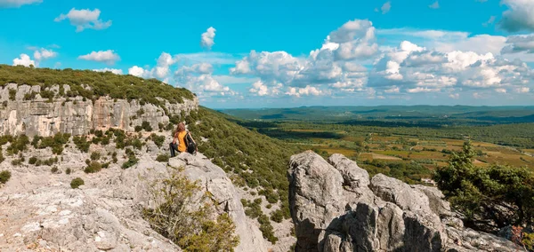 Woman Backpack Sitting Mountain Peak Looking View Languedoc Landscape Panorama — Stock Photo, Image