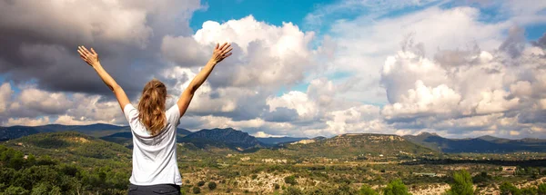 Woman Arms Raised Enjoying Panoramic Cevennes Mountain Landscape — Stock Photo, Image