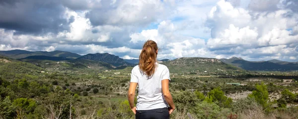 Kvinna Turist Njuter Panorama Cevennes Bergslandskap Gård Lozere Ardeche — Stockfoto