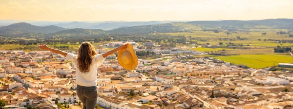 Vrouw Toerist Bezoekt Andalusië Stad — Stockfoto