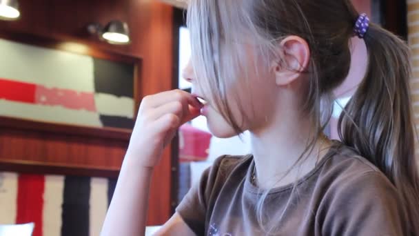 Παιδί που τρώει μια πατάτες, γαλλική τηγανητές τσιπ — Αρχείο Βίντεο